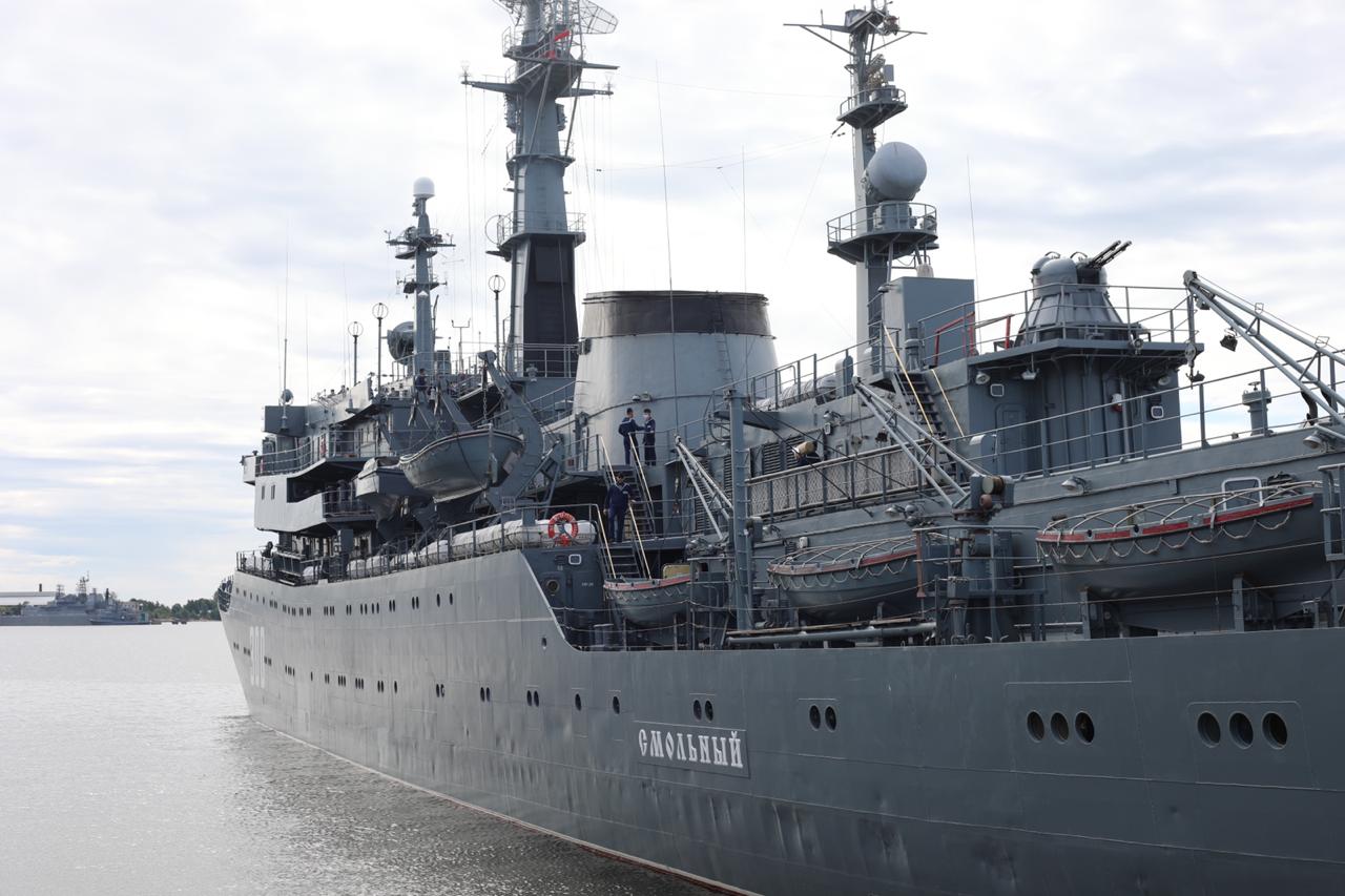 Учебный корабль ВМФ России «Смольный» прошел пролив Ла-Манш и движется в Бискайском заливе