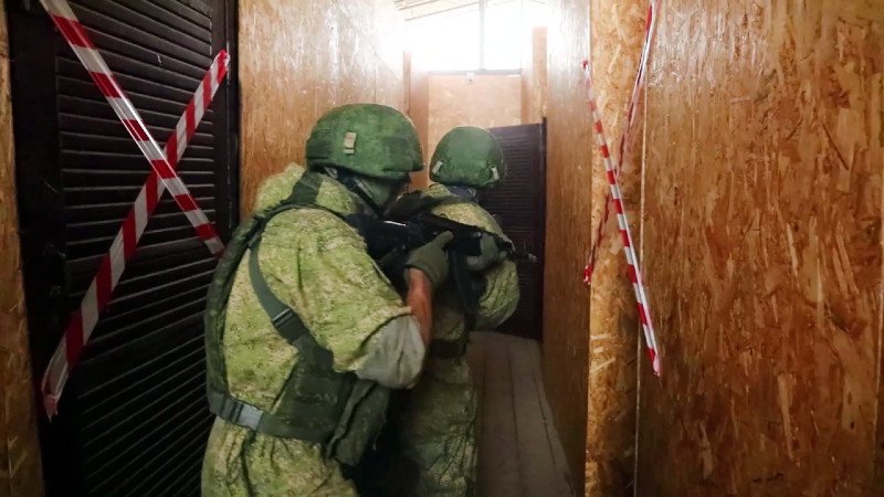 На учении «Славянское братство – 2020» российские и белорусские спецназовцы освободил заложников в здании, удерживаемом условными террористами