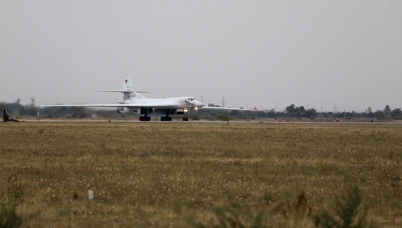 В рамках учения «Славянское братство-2020» два российских стратегических бомбардировщиков-ракетоносцев Ту-160 совершили специальный полет вдоль границ Республики Беларусь