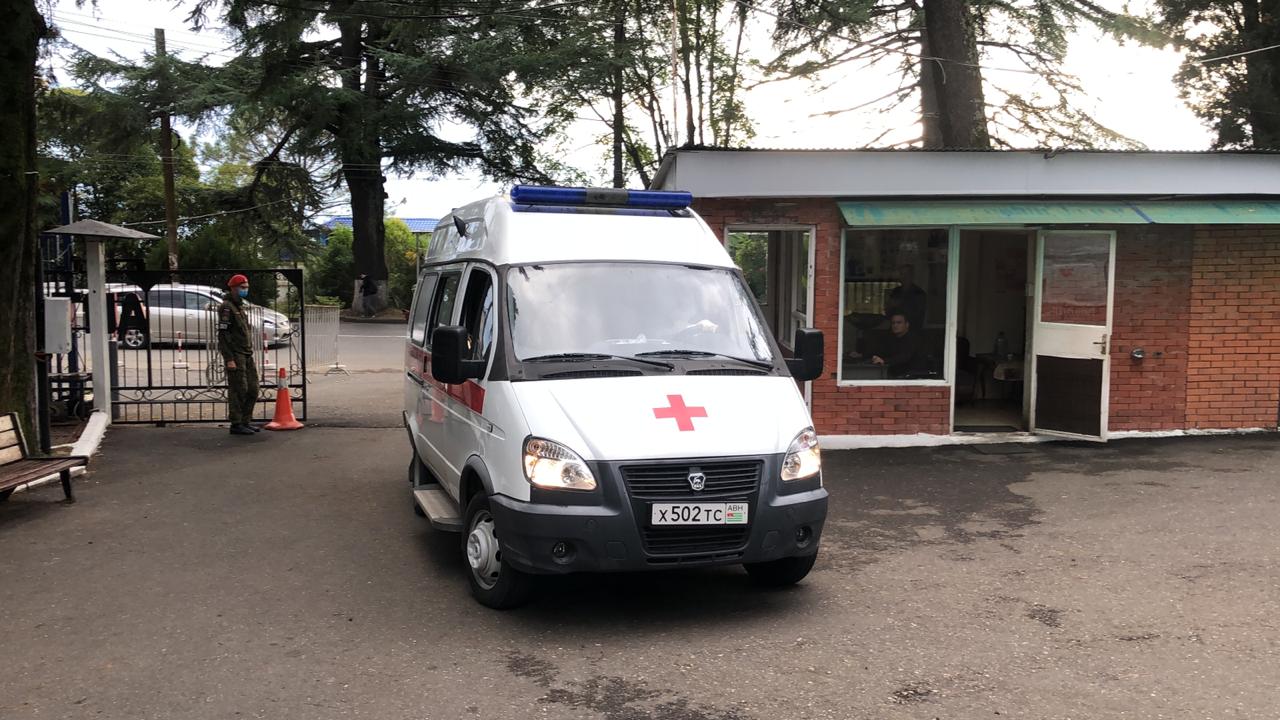 Военные медики ЮВО начали прием первых пациентов в мобильном многопрофильном госпитале, развернутом в Абхазии для больных с коронавирусной инфекцией