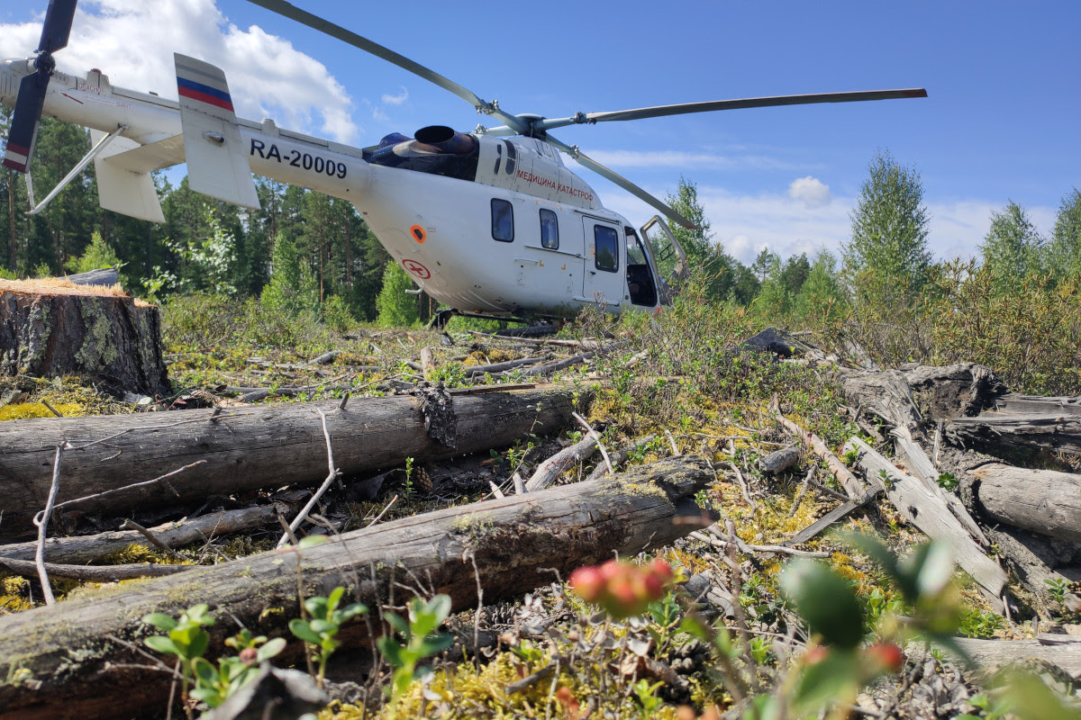 Пилоты и медики санитарной авиации Томской ОКБ спасли неудачно приземлившегося парашютиста в тайге в Верхнекетском районе