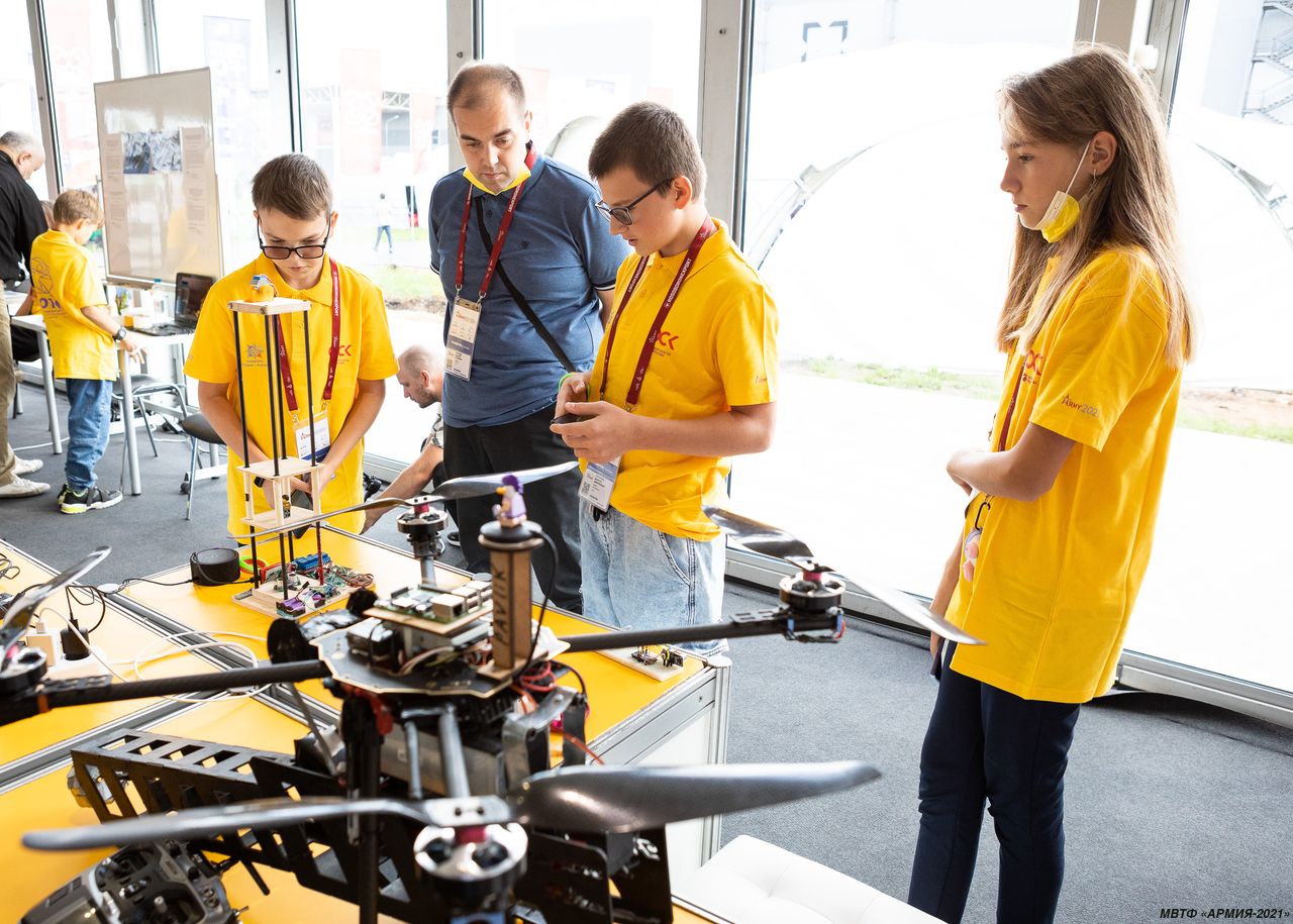 Первый фестиваль робототехники и инновационных технологий «РобоАрмия» стартовал на Международном военно-техническом форуме «АРМИЯ-2021»