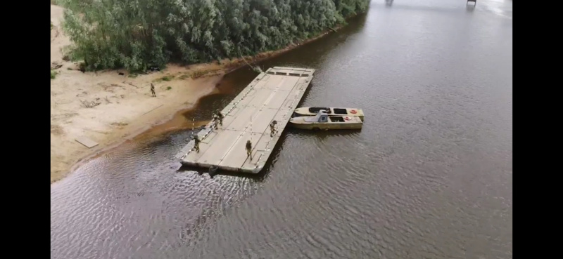 Инженеры и специалисты МТО ЗВО навели наплавной мост через реку Клязьма и обеспечили переправу мотострелковых подразделений в ходе ССУ «Запад-2021»