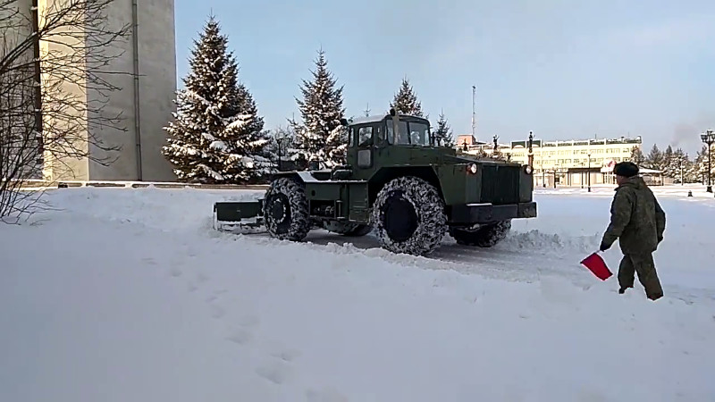 Военнослужащие ВВО округа продолжили оказывать помощь населению в ликвидации последствий снегопада в Еврейской АО