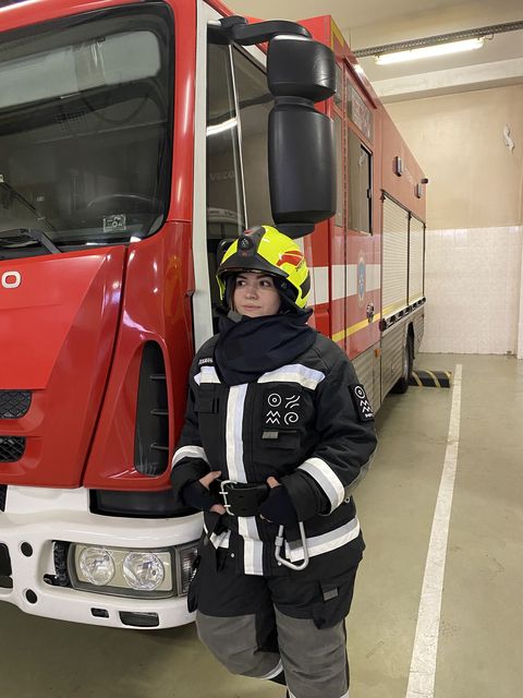 Разработчик боевой одежды пожарного «Энергоконтракта» лично протестировала экипировку в дымокамере