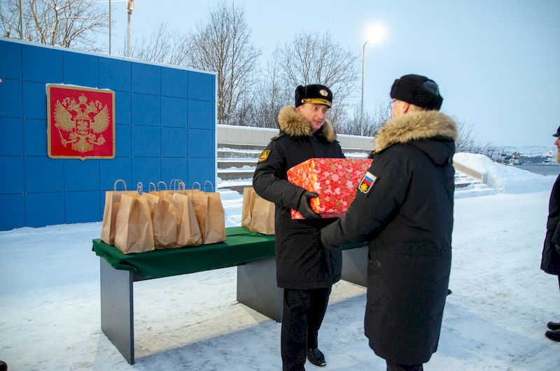 По инициативе Губернатора Тульской области экипажам подводных лодок Северного флота «Тула» и «Новомосковск» переданы новогодние подарки к новогоднему столу