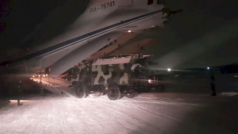 На аэродроме в Ивановской области началась погрузка военнослужащих и техники ВДВ на военно-транспортные самолеты Ил-76, убывающие в Республику Казахстан
