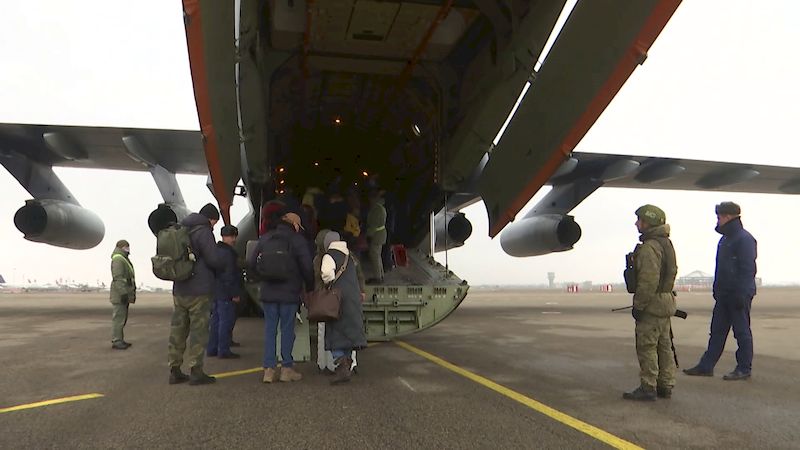 Самолет военно-транспортной авиации ВКС России доставил в Москву 146 Российских граждан из Алма-Аты