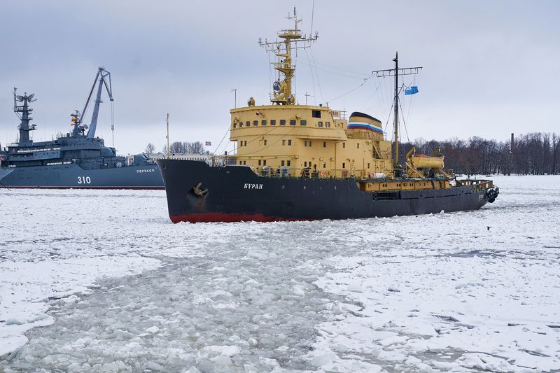 В акватории Финского залива экипаж ледокола «Буран» ЗВО провел околку льда для обеспечения судоходства