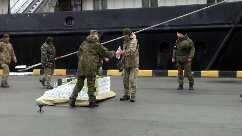 В Севастополь доставлена группа украинских военнослужащих, которые отказались от сопротивления и добровольно сложили оружие на острове Змеиный