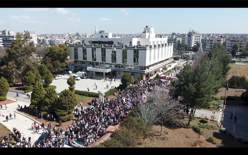 Тысячи студентов в сирийском Хомсе вышли на акцию в поддержку спецоперации РФ на Украине