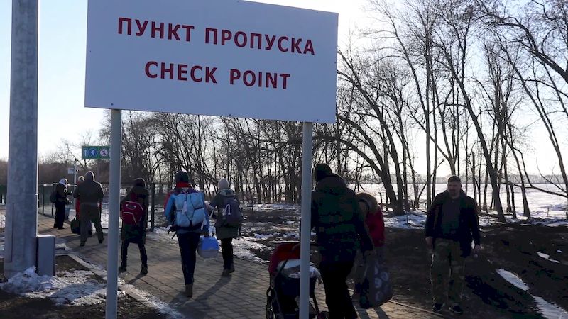 Более 150 беженцев из Харьковской области на пяти автобусах в сопровождении российских военнослужащих прибыли на границу с Российской Федерацией