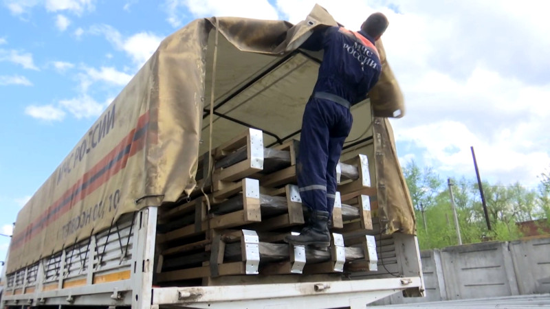 Российские военнослужащие доставили более 60 тонн гуманитарной помощи нуждающимся жителям города Изюма Харьковской области