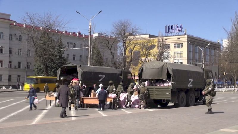 Российские военнослужащие передали более 10 тонн продуктов жителям Херсона