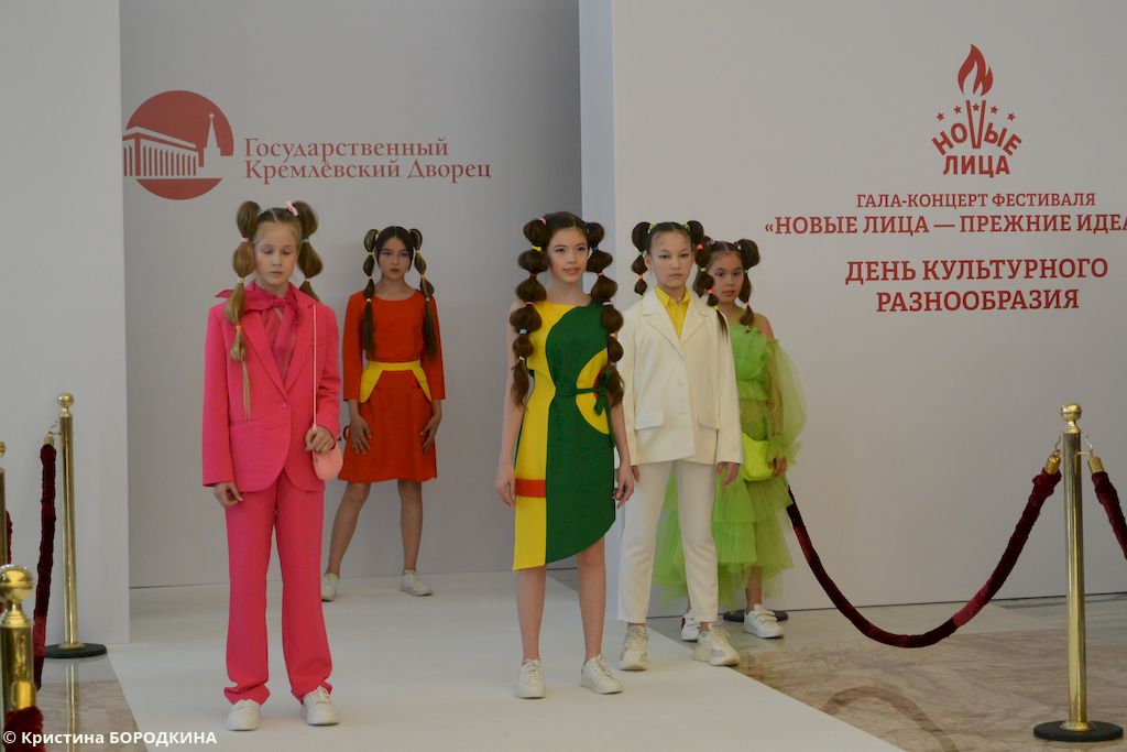 Показ современной российской моды в рамках программы «Новые лица — прежние идеалы»