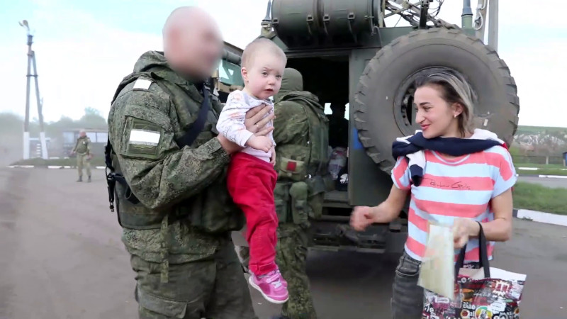 Военнослужащие Вооруженных Сил Российской Федерации продолжают эвакуировать мирных жителей Харьковской области на территорию Российской Федерации по их обращениям для оказания квалифицированной медицинской помощи