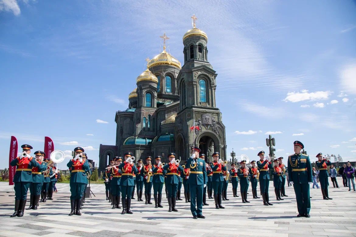 Открытие сезона концертов «Военные оркестры в парках» состоялось у стен Главного храма Вооружённых Сил России