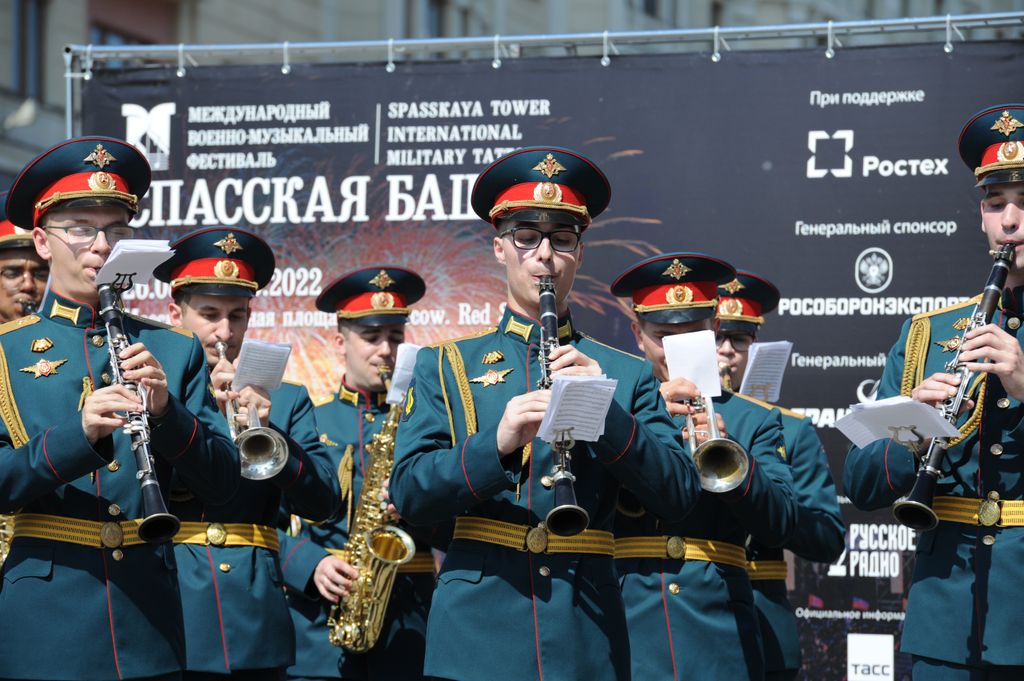 Центральный военный оркестр Министерства обороны Российской Федерации исполнил известные всем вальсы и марши на Манежной площади Москвы