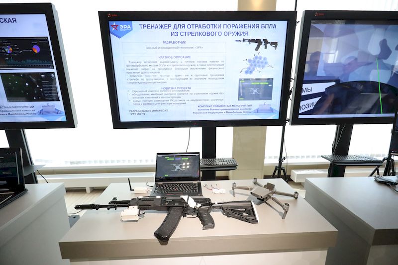 В технополисе «ЭРА» представили учебно-тренировочный комплекс для совершенствования навыков по уничтожению беспилотных летательных аппаратов