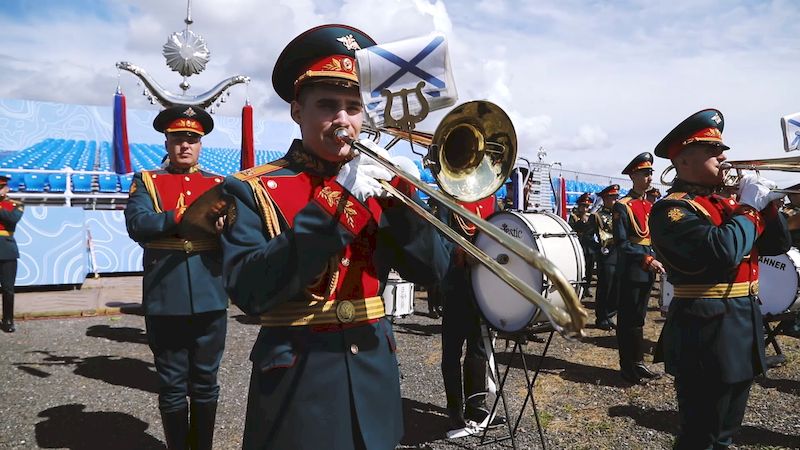Военный оркестр штаба Западного военного округа в честь Дня Военно-Морского Флота исполнил культовую композицию «Кукушка» группы «Кино»