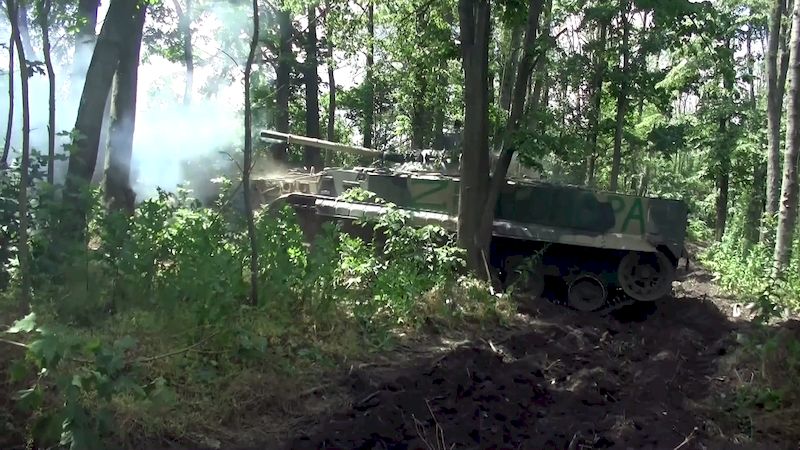 Танки Т-72Б3 и боевые машины пехоты БМП-3 Вооруженных Сил Российской Федерации во время боя уничтожают бронетехнику и опорный пункт танковой роты ВСУ