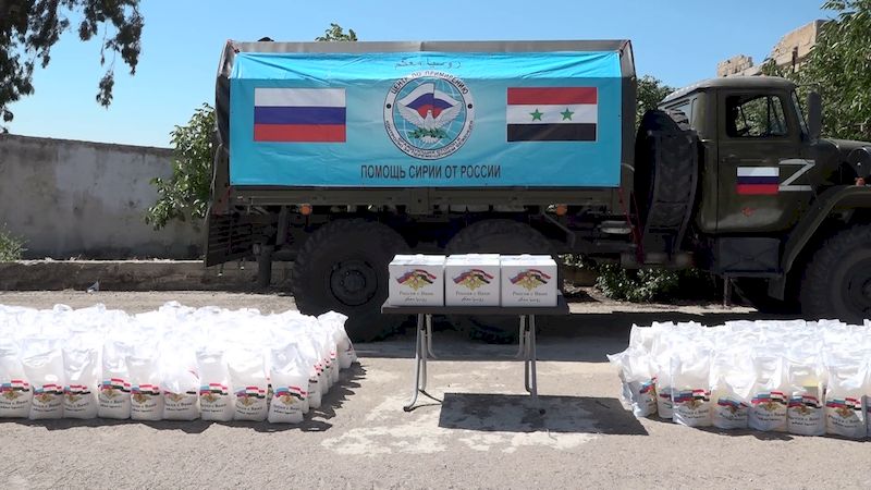 Впервые российские военнослужащие в Сирии передали гуманитарную помощь жителям города Бир-Аджам в провинции Эль-Кунейтра