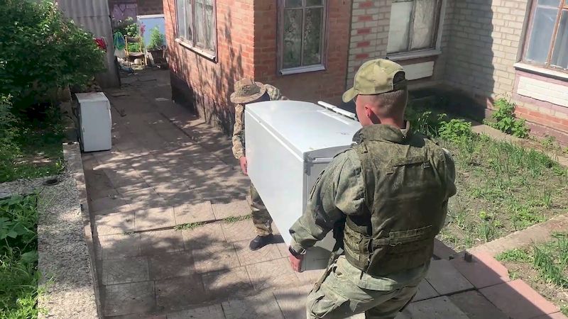 Российские военнослужащие доставили более 100 тонн гумпомощи мирным жителям Харьковской области и помогли многодетной матери с переездом из пострадавшего дома в результате обстрелов со стороны ВСУ