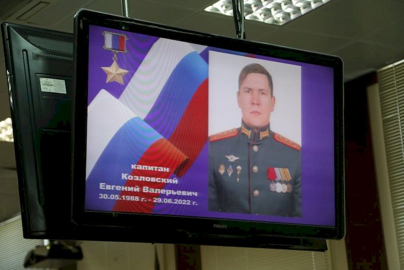 Командующий Северным флотом передал награду родным погибшего Героя России капитана Евгения Козловского