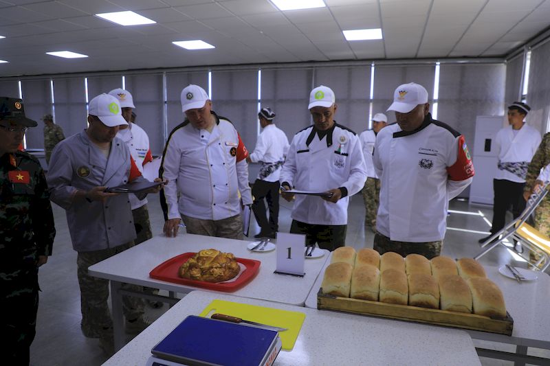 Участники конкурса «Полевая кухня» АрМИ-2022 провели этап соревнований по выпечке хлеба