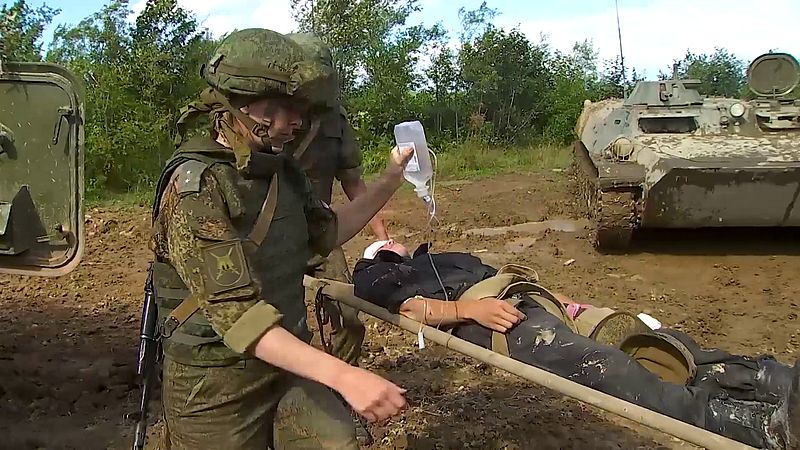 Военные медики ВВО в рамках СКШУ «Восток-2022» отработали задачи по эвакуации раненых с поля боя