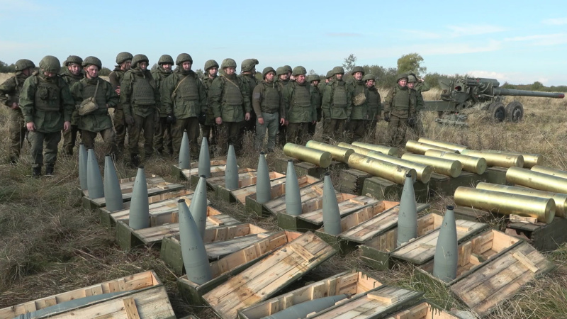 Призванные из запаса военнослужащие выполнили боевые стрельбы из 152-мм пушек «Гиацинт»