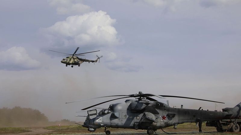 Боевая работа экипажей вертолетов Ми-35 армейской авиации ЗВО в ходе специальной военной операции
