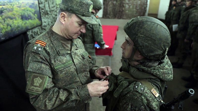 Награждение военнослужащих войск связи ЗВО за выполнение боевых задач