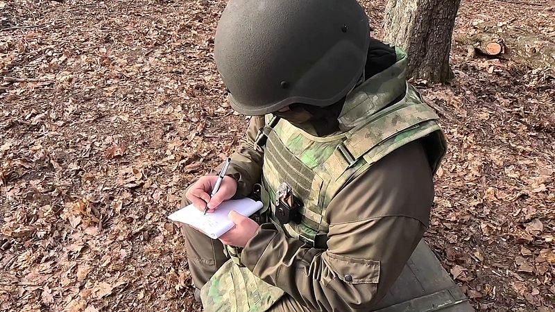 Военнослужащие пишут письма домой
