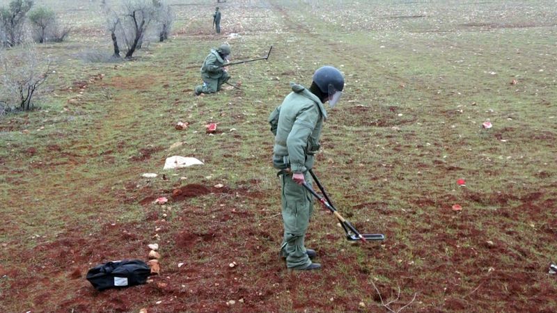 Российские военнослужащие совместно с саперами армянского гуманитарного центра по разминированию очищают территорию от взрывоопасных предметов в провинции Алеппо в Сирии