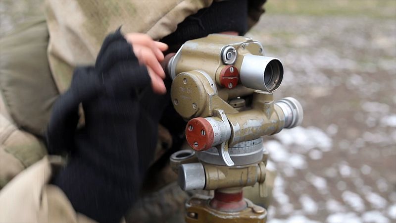 Военнослужащие запаса работают с пушками «Гиацинт-Б» в зоне проведения СВО