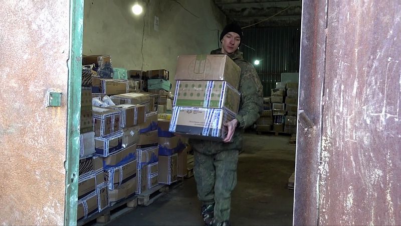 Работа специалистов ФПС ВС РФ по доставке почтовых отправлений военнослужащим в зоне проведения СВО