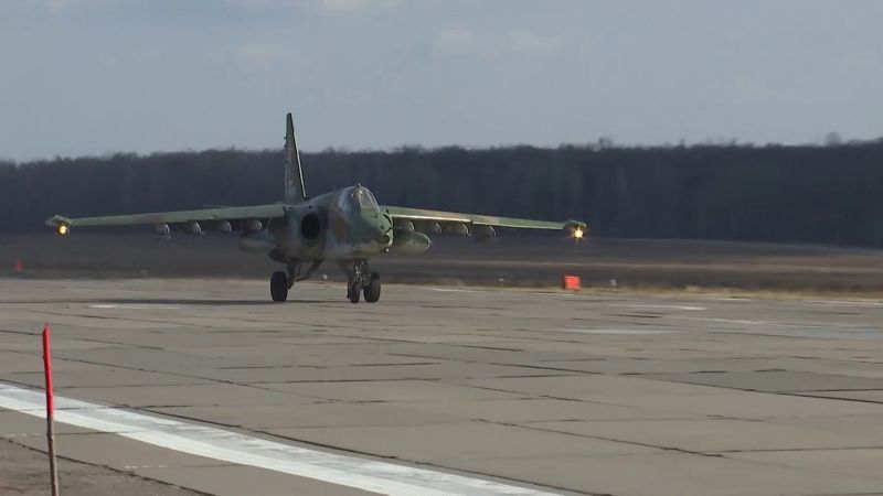 Штурмовики Су-25 наносят ракетные удары по военным объектам в зоне проведения СВО
