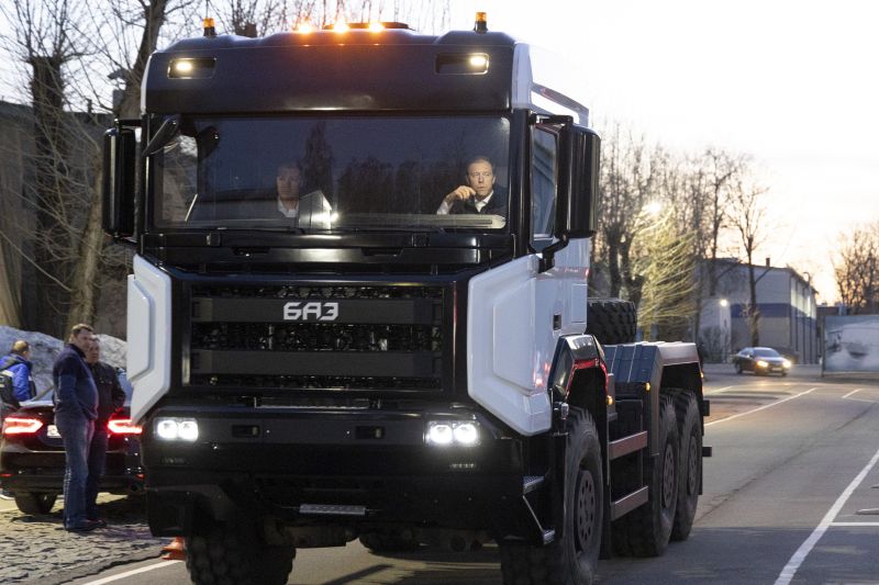 Концерн ВКО «Алмаз — Антей» представил свой первый грузовой габаритный автомобиль
