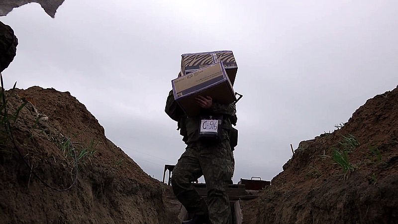 Получение писем и посылок военнослужащими на передовых позициях в зоне проведения СВО