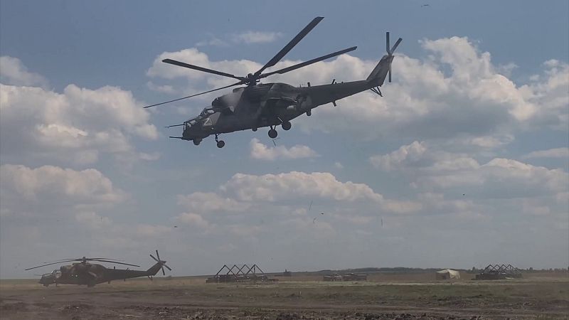 Боевая работа экипажей вертолетов Ми-35 и Ми-8 армейской авиации