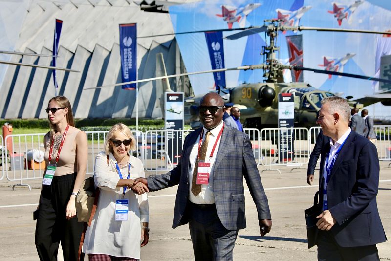 В рамках форума «АРМИЯ-2023» авиационную экспозицию в Кубинке посетил министр обороны Уганды