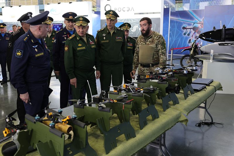 Министр обороны РФ генерал армии Сергей Шойгу осмотрел выставку передовых авиационных разработок