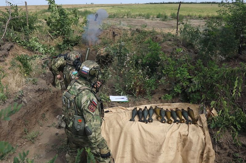 На полигонах в Запорожской области военнослужащие военной комендатуры проводят тренировку по огневой подготовке с применением тяжёлой техники