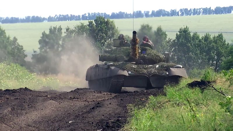 Экипажи танков Т-80БВ обеспечивают наступление российских войск