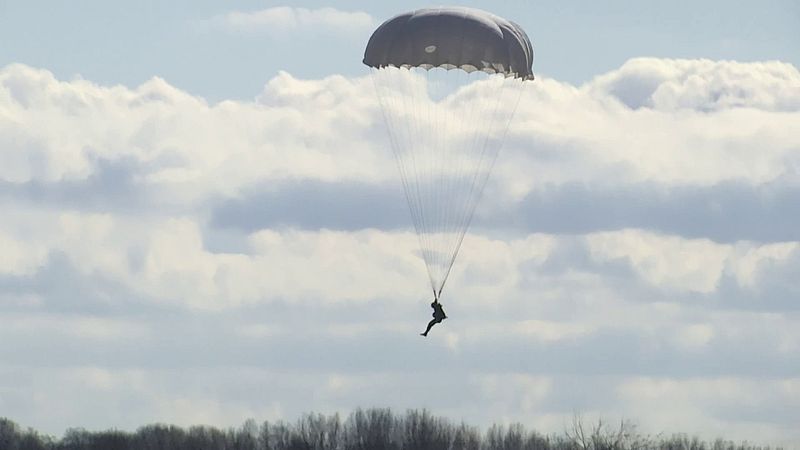 Военнослужащие Балтийского флота выполнили парашютные прыжки в Калининградской области