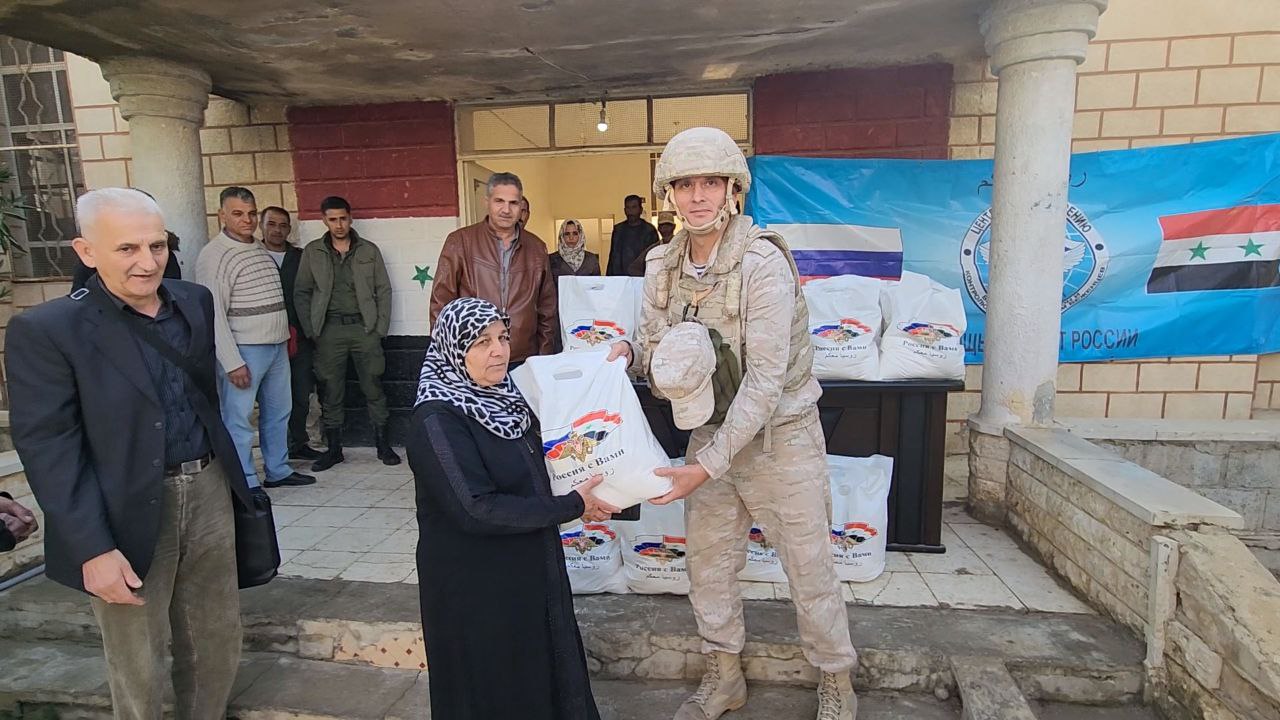 Российские военнослужащие передали очередную гуманитарную помощь жителям н.п. Эль-Атейба в сирийской провинции Риф-Дамаск