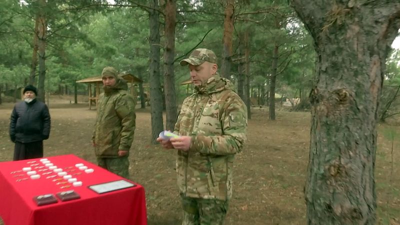 Военнослужащим 1-й гвардейской танковой армии вручили сертификат на выплату денежных средств за уничтожение танка «Leopard 1A5