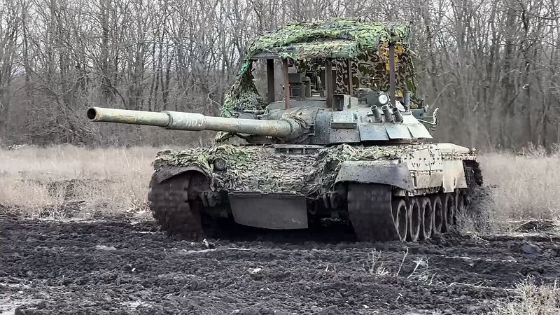 Экипажи танков Т-80 уничтожили окопы и огневые точки ВСУ на Купянском направлении
