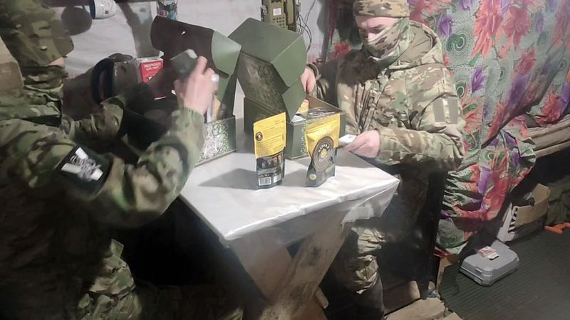 Военнослужащие группировки войск «Восток» получили новогодние подарки на передовых позициях в зоне проведения СВО